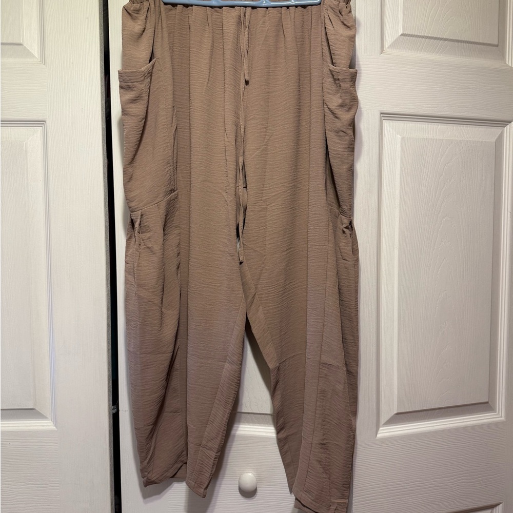 Tan Capris with Relaxed Fit and Elastic Waistband